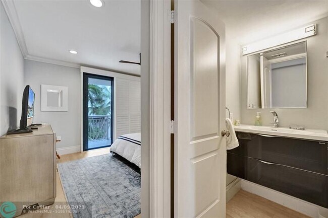 Building Photo - 3100 NE 48th St