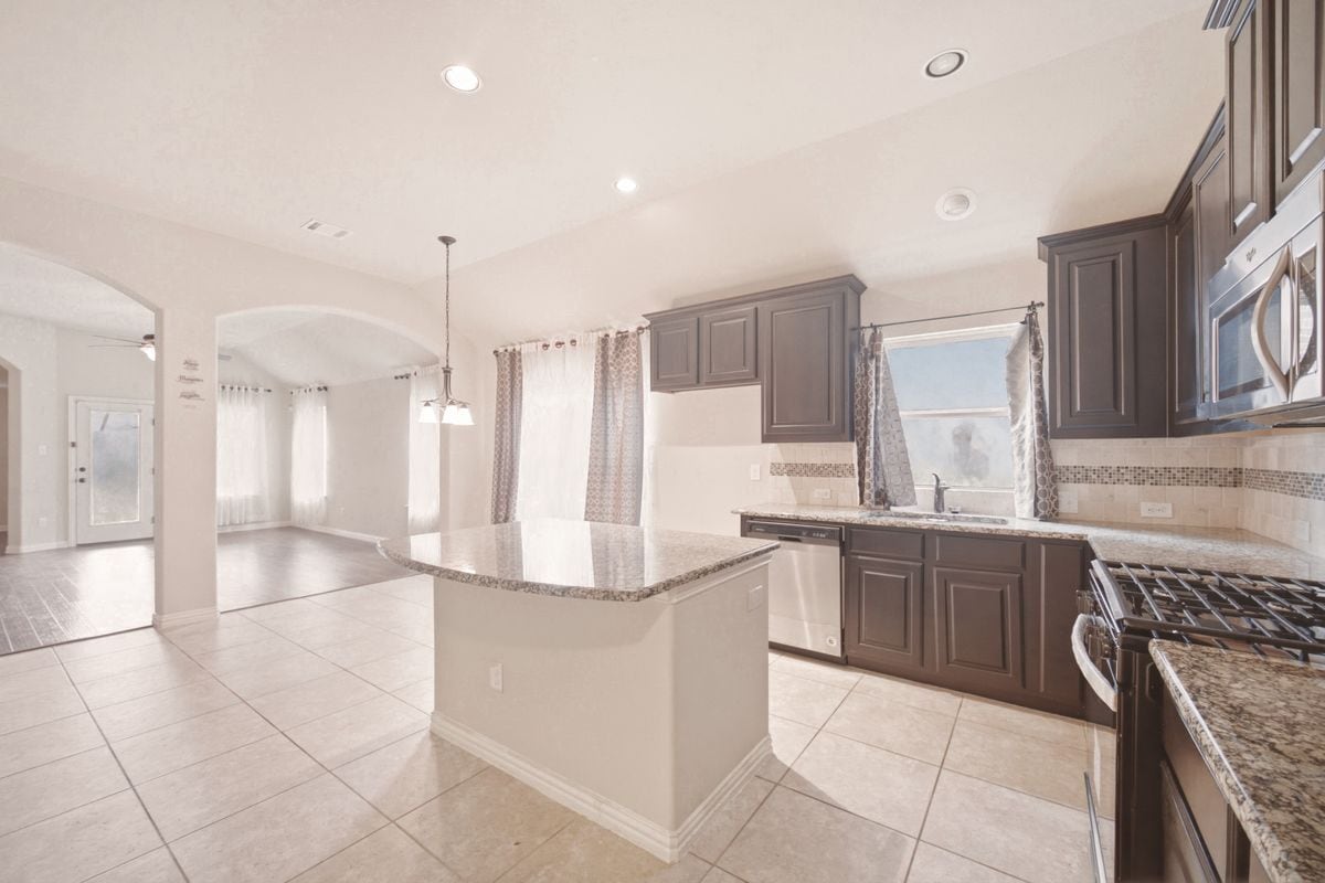 Building Photo - 2306 Lucerne Dr
