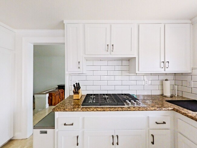 Building Photo - Spectacular 4 bedroom family home with oce...