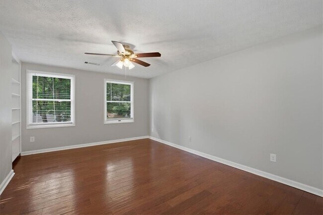 Building Photo - 9470 Hillside Dr