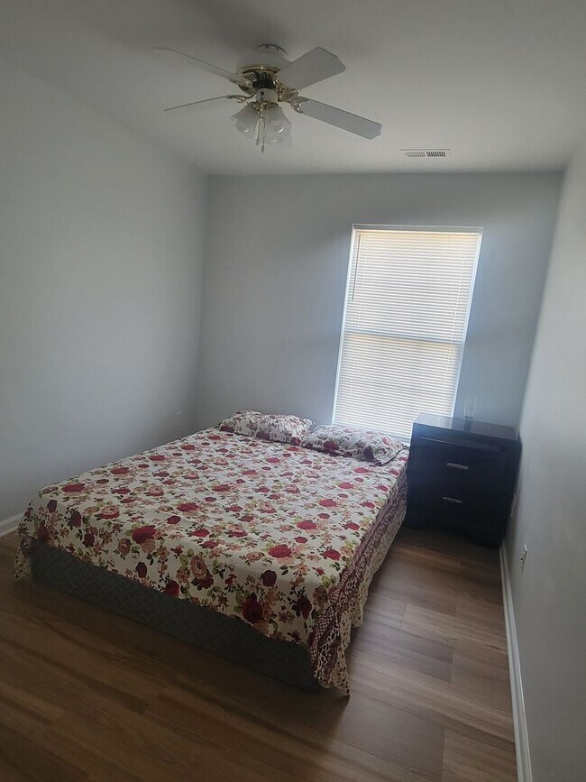 Building Photo - Beautifully Updated Townhouse in Sought-Af...