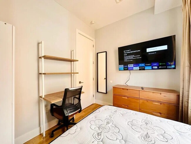 Building Photo - Furnished room/NOT APARTMENT