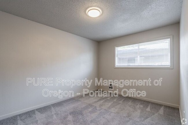 Building Photo - 760 Plymouth Dr NE