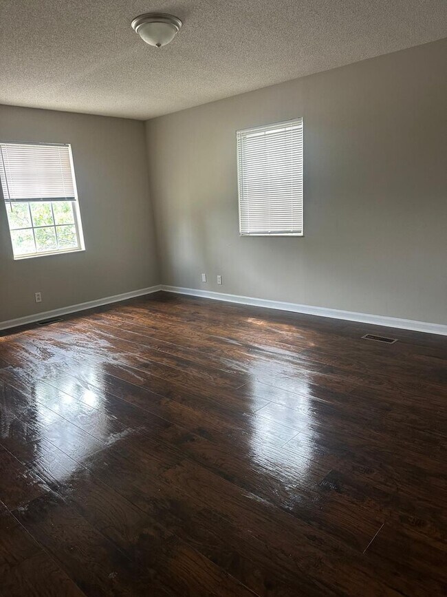 Building Photo - Large two-story colonial style home, Antioch