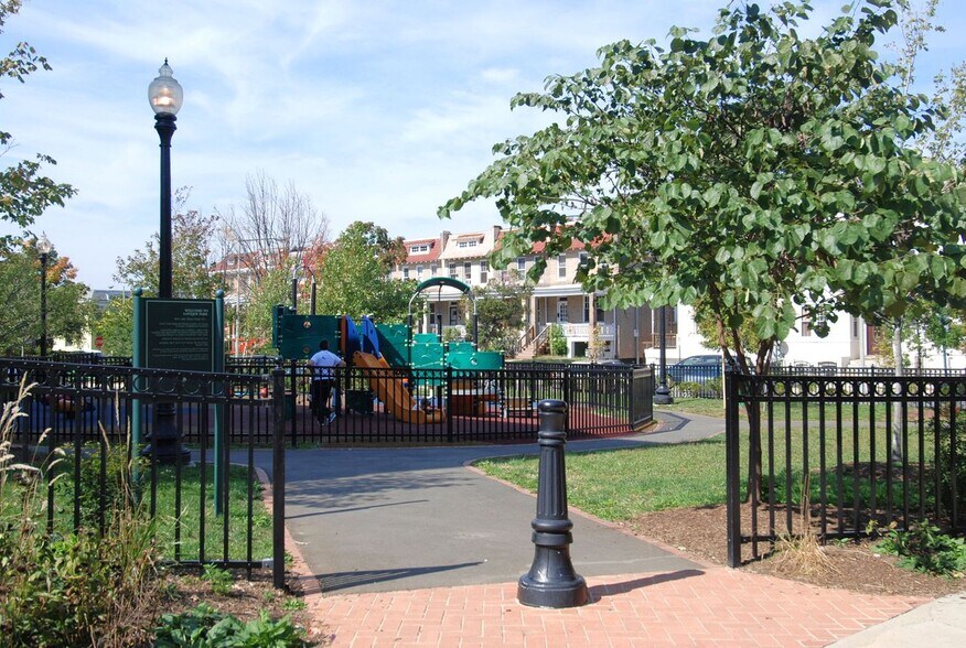 Building Photo - 1110 3rd St NE