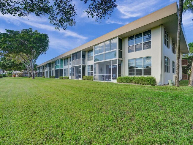 Building Photo - 3700 Oaks Clubhouse Dr