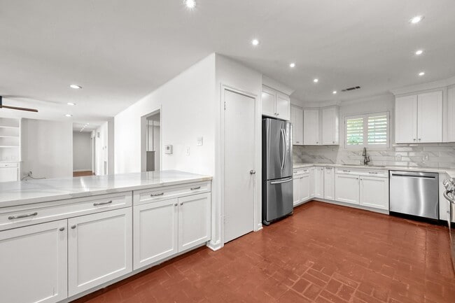 Building Photo - 26926 Maplewood Dr