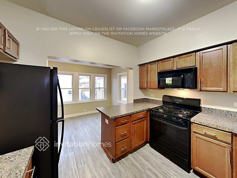 Building Photo - 7611 W Fullerton Ave