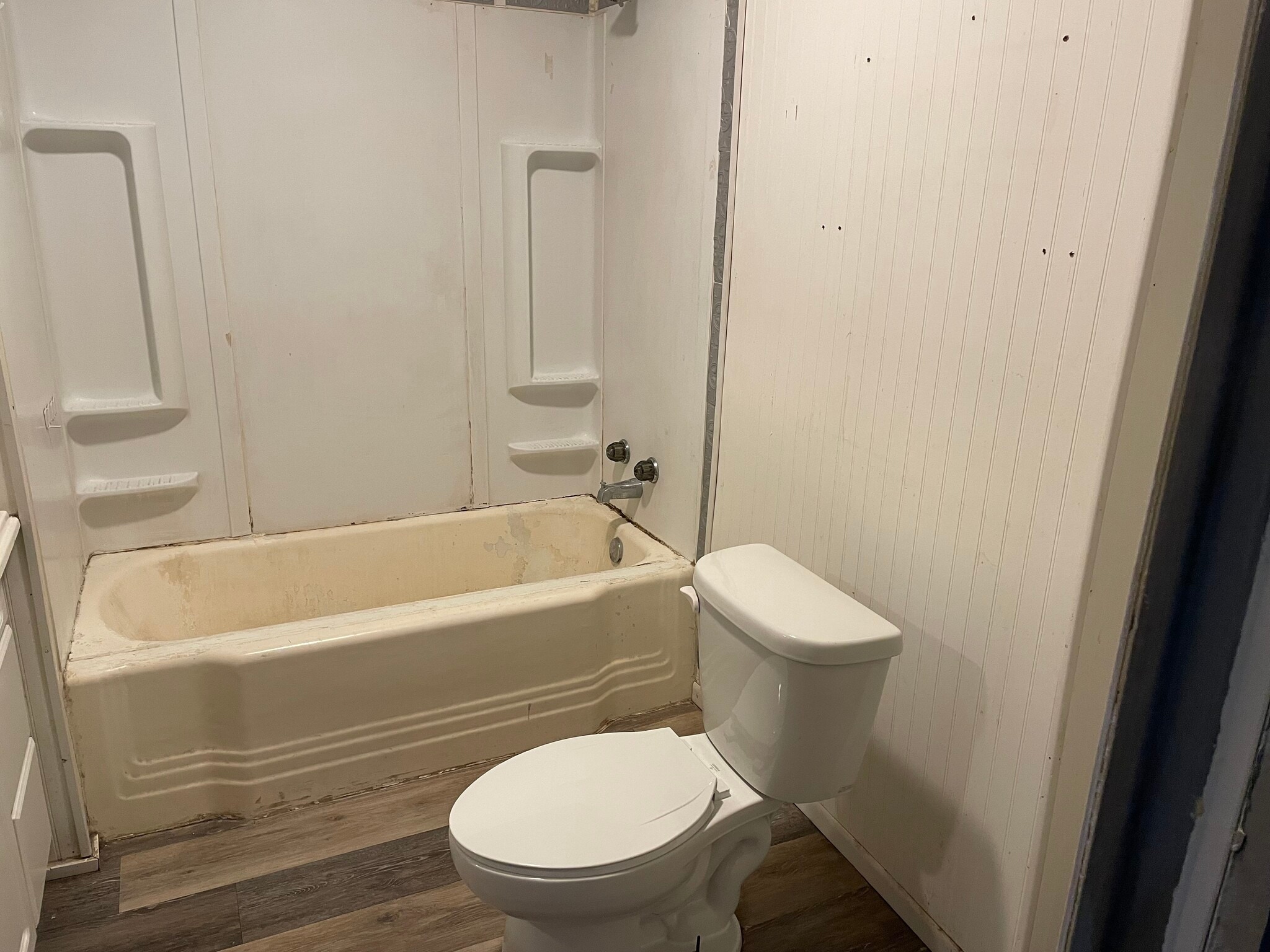 Full bathroom - 915 S 12th St