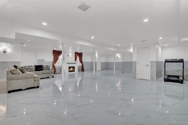 Building Photo - 120 Majestic Dr