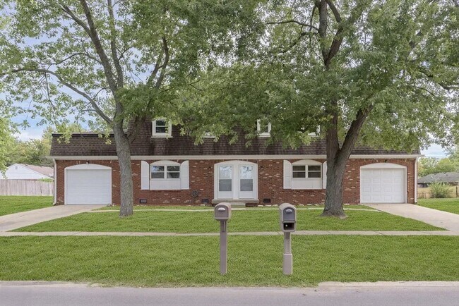 Primary Photo - Renovated Duplex: Move-In Ready! 3 Bed, 1....