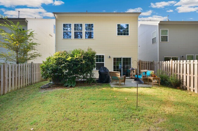 Building Photo - Incredible 3be/2.5ba House In Quiet Neighb...
