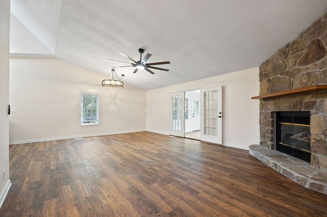 Building Photo - Location, location, location! 3 bedroom / 2 bath remodeled home in the middle of Fairfield Glade ...