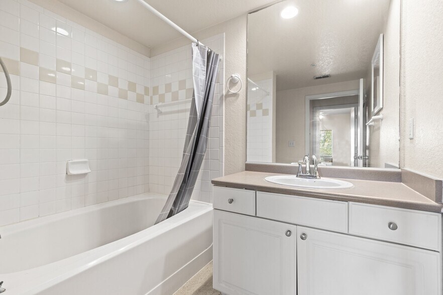 Building Photo - 402 S Armenia Ave