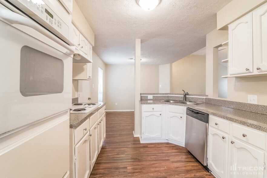 Building Photo - 2602 Carson Dr