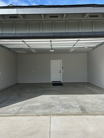 Garage - 1352 SW Obsidian Ave