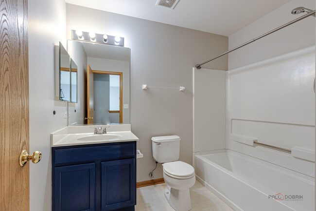 Building Photo - 708 Valley View Ct