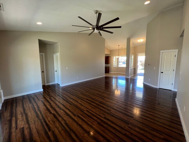 Building Photo - Modern 3 Bedroom Home