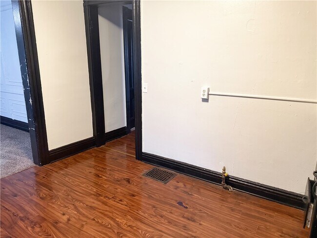 Building Photo - 6-7 Calihan Park