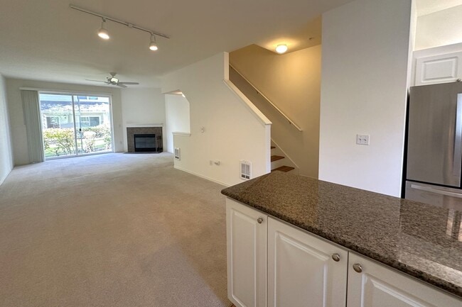 Building Photo - Lovely 2 bedroom Townhome in great Central...