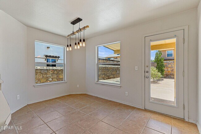 Building Photo - 409 Desert Chicory St