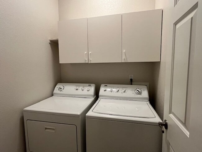 Building Photo - 3 Bedroom - 2 Bath Home