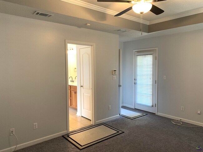 Building Photo - 110 Amber Dr