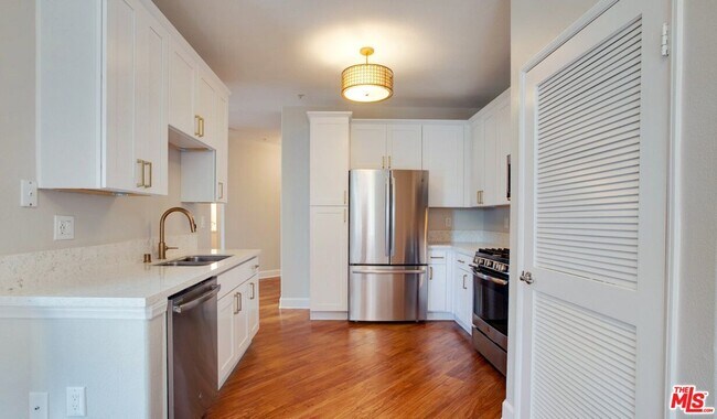 Building Photo - 348 Hauser Blvd