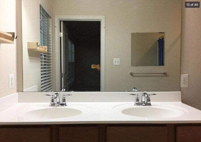 Building Photo - Large Townhome in Wormans Mill!