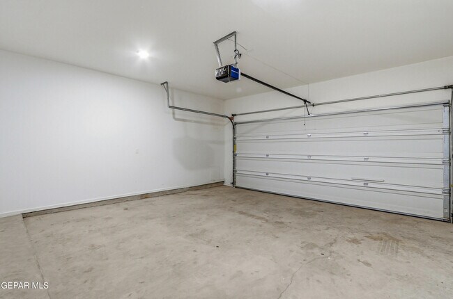 Building Photo - 11500 Summer Dr