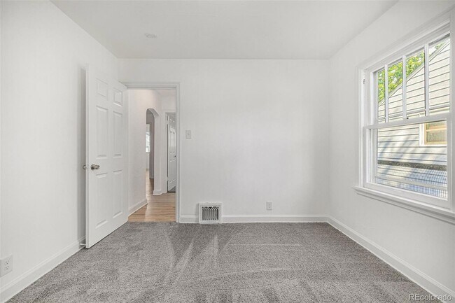 Building Photo - 1409 S Clermont St