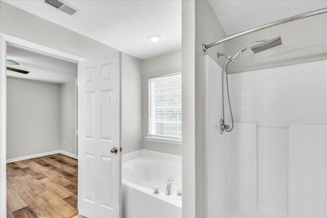 Building Photo - Perfectly Located 3 Bed, 2 Bath Home in Li...