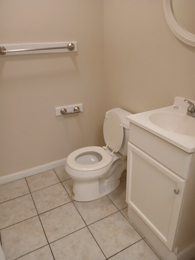 Building Photo - 510 S Poplar St