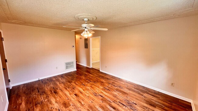 Building Photo - Modern Comfort Meets Prime Location – Spac...