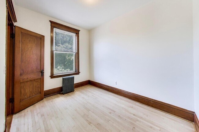 Building Photo - 858 N Wolcott Ave