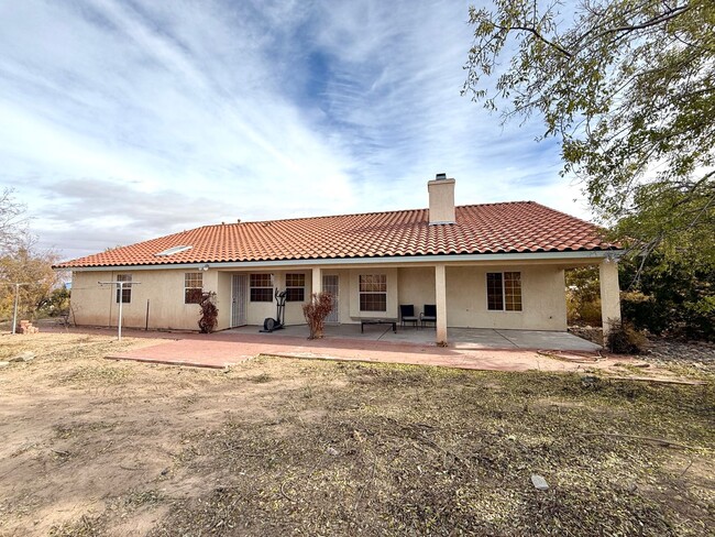 Building Photo - Spacious 3 Bedroom Home in Kingman Foothil...