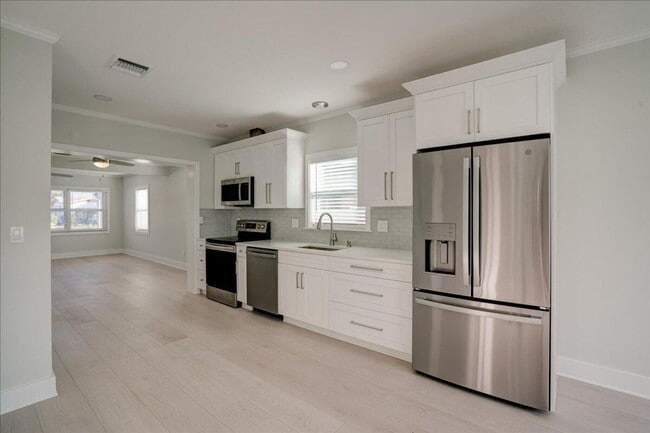 Building Photo - 320 NW 6th Ave