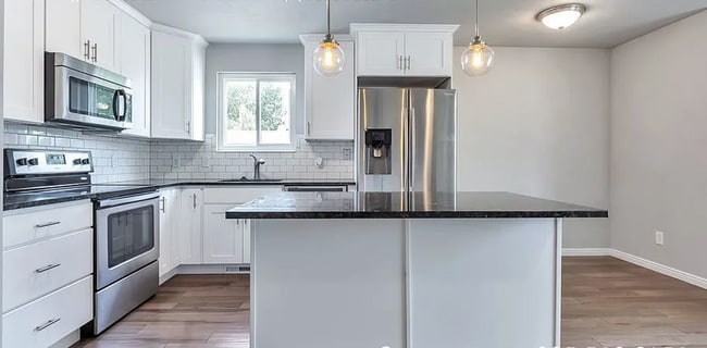Building Photo - Stunning Modern Home in Murray
