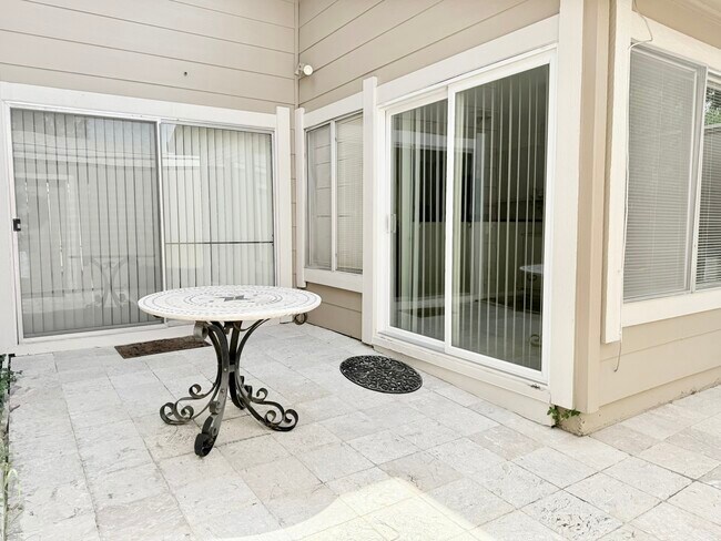 Building Photo - 11633 Village Pl Dr