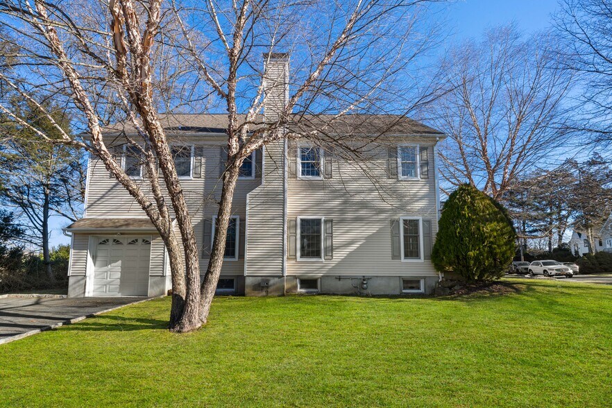 Building Photo - 243 Knollwood Ave