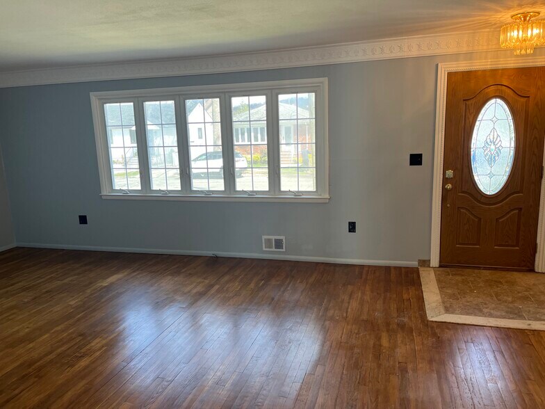 Building Photo - 96 Renwick Ave