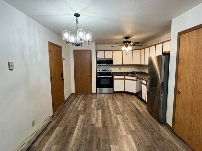 Building Photo - 2450 Willow Dr