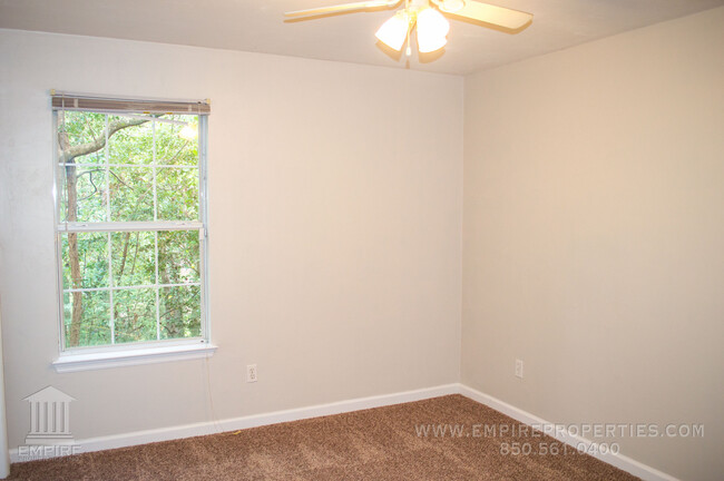 Building Photo - Spacious Central Townhome