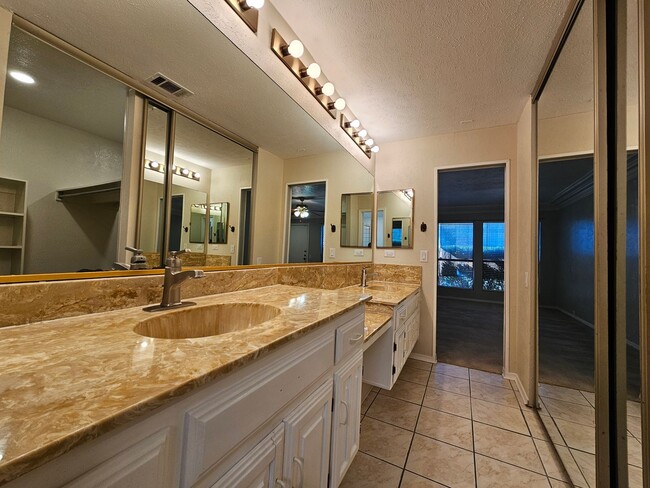 Building Photo - AVAILABLE NOW!