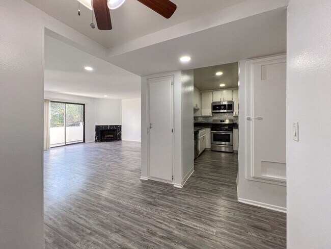 Primary Photo - Gorgeous 2 Bed/2 bath apartment in excelle...