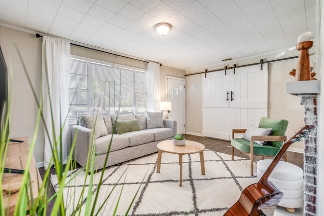 Building Photo - Evora