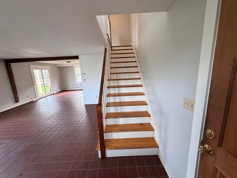 Building Photo - 253 Davis Rd