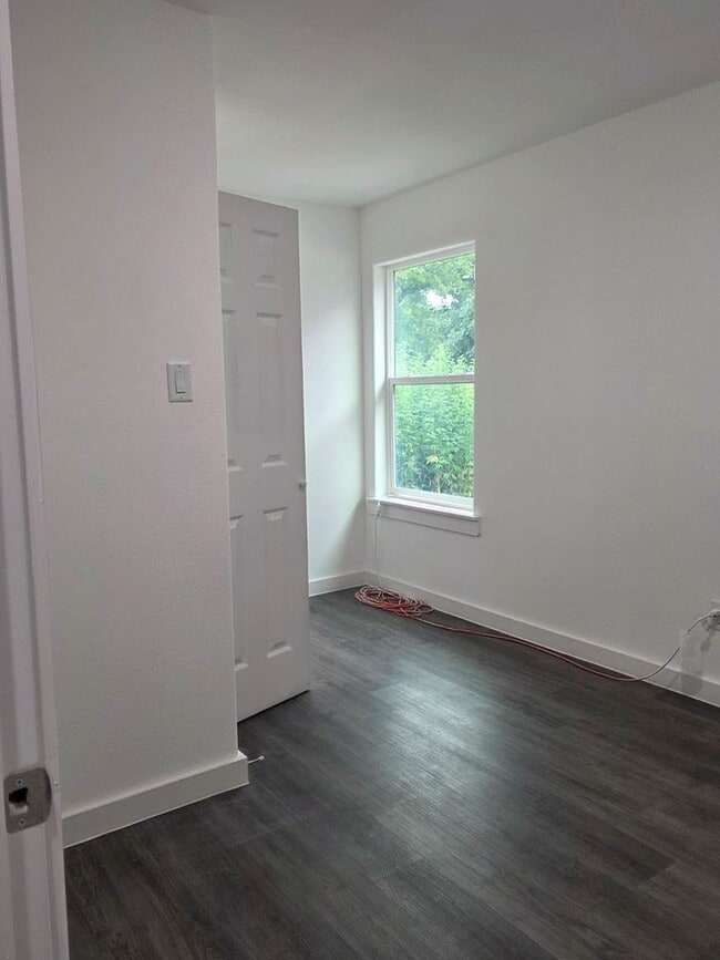 Building Photo - Stunning Duplex with Garage & Modern Finishes