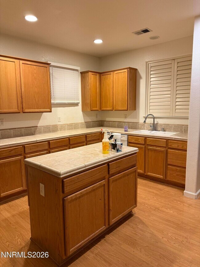 Building Photo - 1601 Mountain Ln