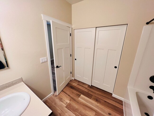 Building Photo - Stunning 5 bedroom W/Bed & Full Bath on Main Floor